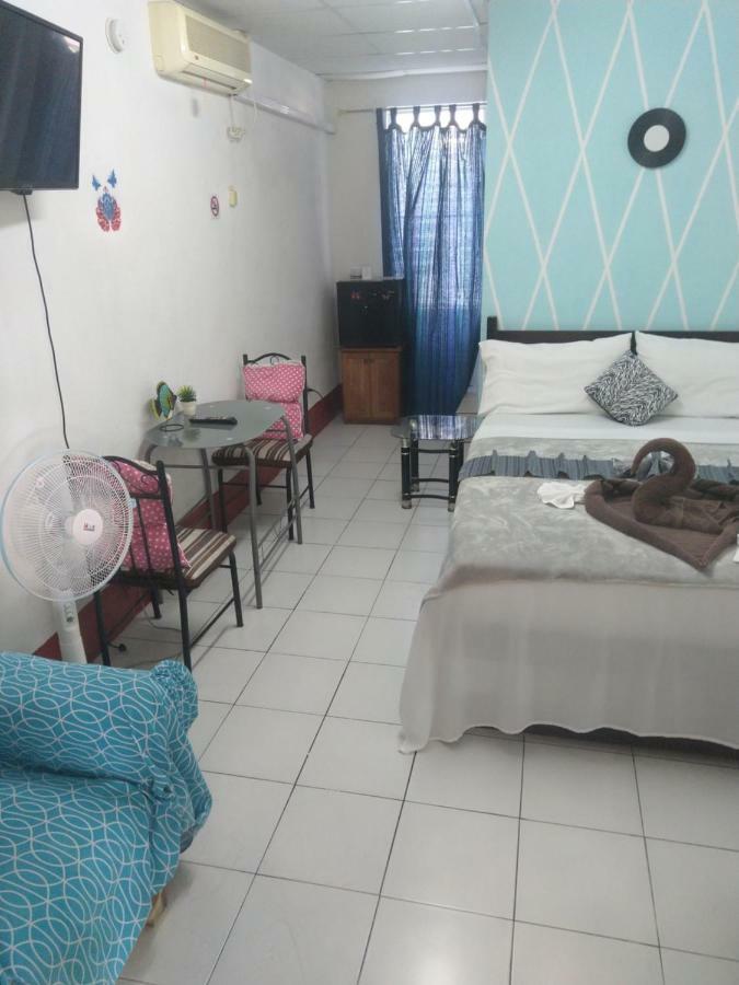 The Red Hut Inn Belize City Exterior photo